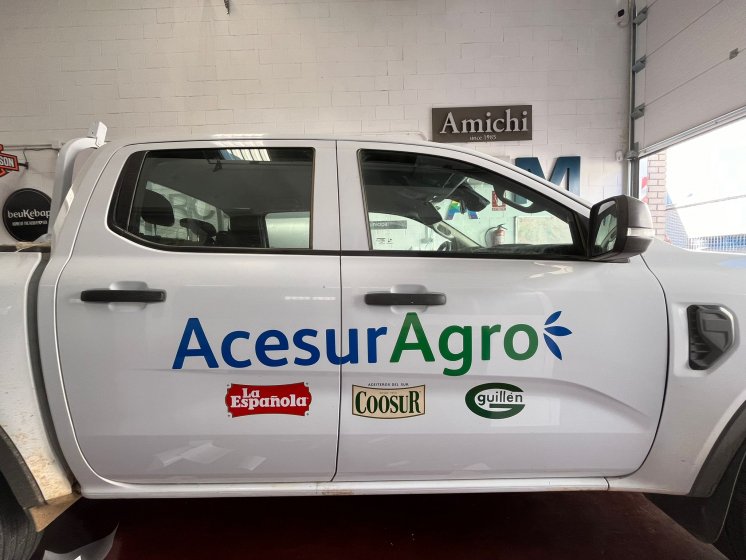 Rotulación en vinilo fundido, de laterales del coche para el equipo comercial de Acesur en Dos Hermanas Sevilla.