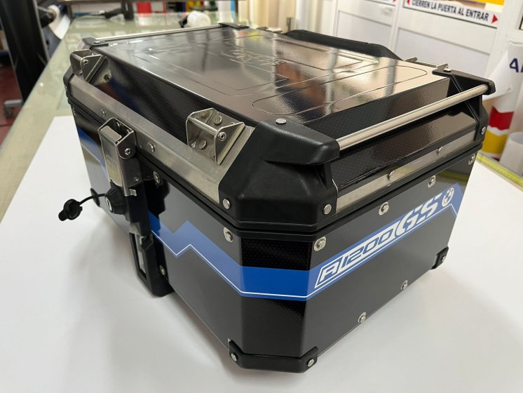 Rotulación en vinilo fundido de maletas bmw y Top case Givi de la BMW GS 1250 Adventure en Sevilla.
