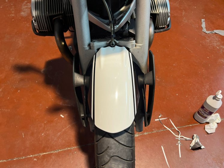 Rotulación en vinilo fundido de moto BMW R1200R en Sevilla.