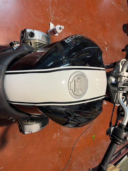 Rotulación en vinilo fundido de moto BMW R1200R en Sevilla.