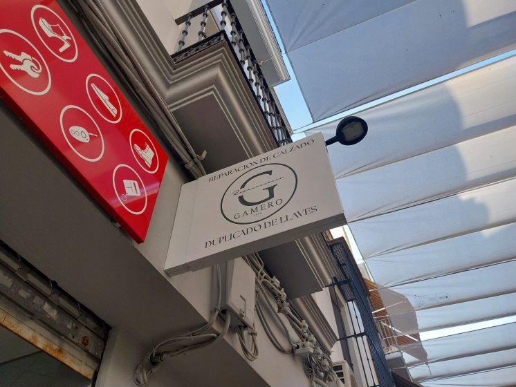 Rótulo banderola en doble bandeja plegada para Calzado Gamero en Dos Hermanas Sevilla.