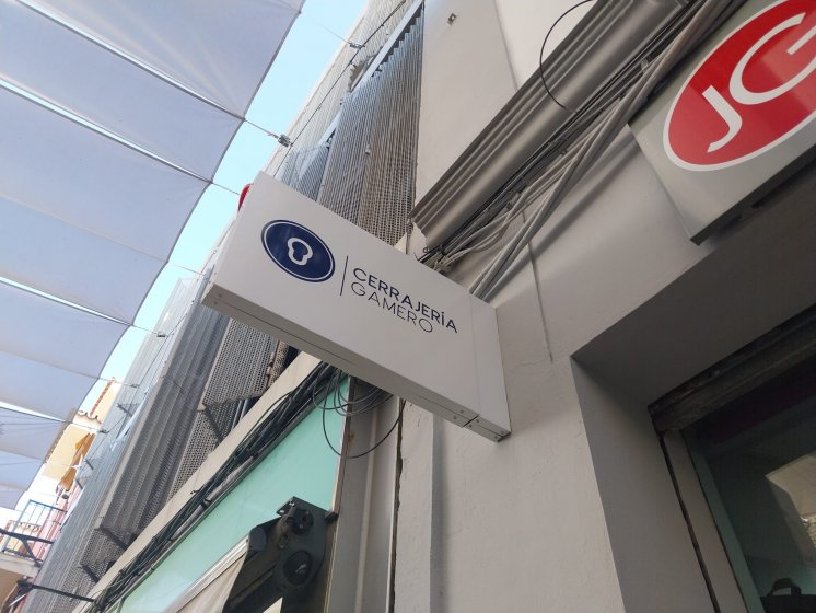 Rótulo banderola en doble bandeja plegada para Cerrajería Gamero en Dos Hermanas Sevilla.