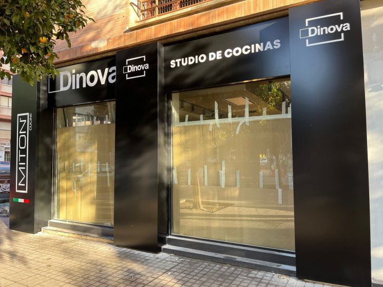 Rótulo cajas luminosas con textos calados, metacrilato y led. Cocinas Dinova en Sevilla.