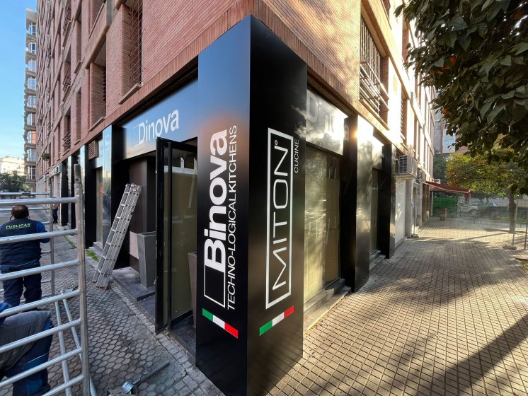 Rótulo cajas luminosas con textos calados, metacrilato y led. Cocinas Dinova en Sevilla.