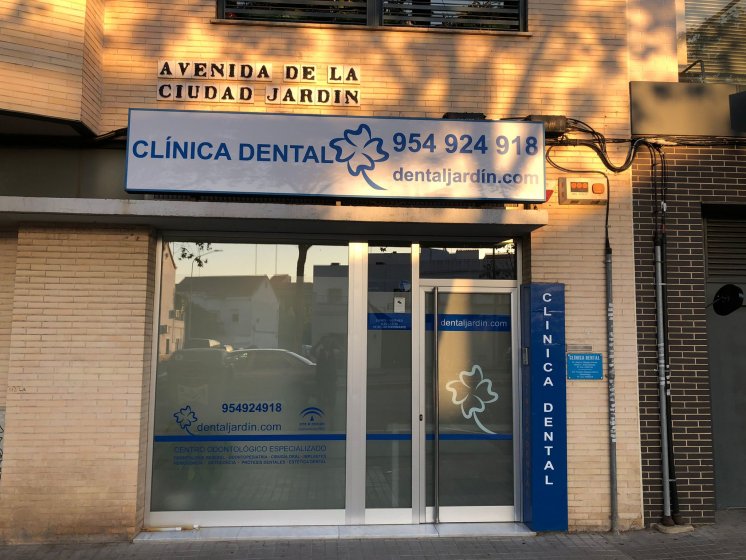 Rótulo cartel caja luminosa para Dental Jardín en Sevilla.