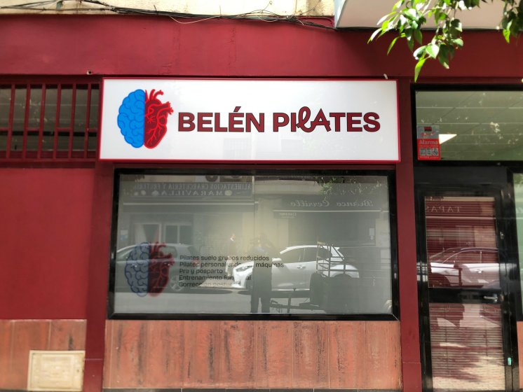 Rótulo cartel de Cajón luminoso con frente de metacrilato e iluminado con led. Belén Pilates, en Sevilla