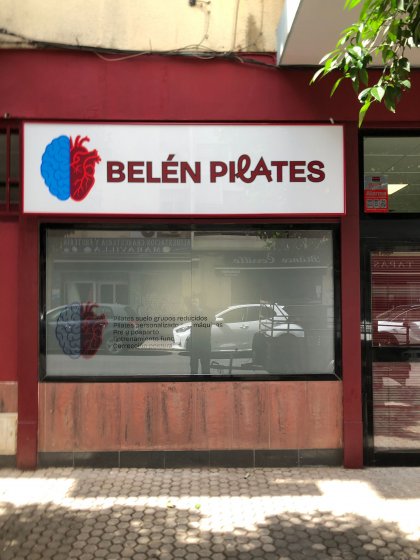 Rótulo cartel de Cajón luminoso con frente de metacrilato e iluminado con led. Belén Pilates, en Sevilla