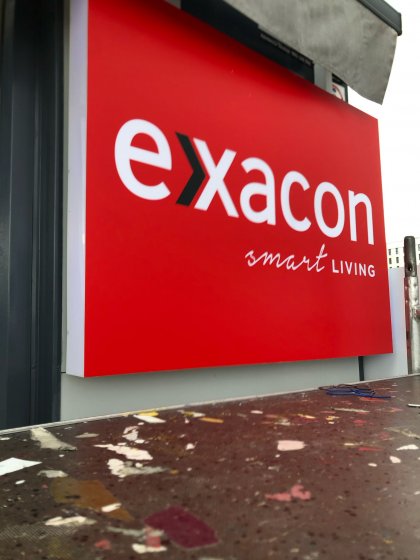Rótulo cartel de Cajón luminoso con frente de metacrilato e iluminado con led. Exxacon en Entrenucleos Dos Hermanas, en Sevilla