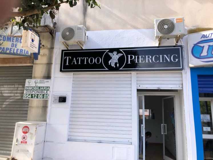 Rótulo cartel de Cajón luminoso con frente de metacrilato e iluminado con led. tatto Amina Dos Hermanas, en Sevilla