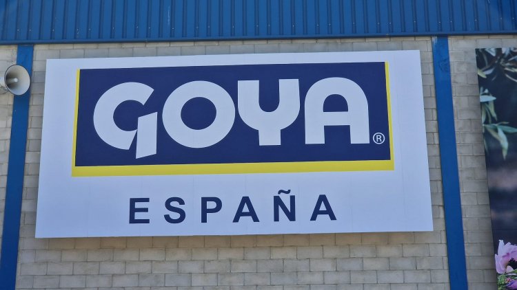 Rótulo cartel para frente de nave. Trabajos para Goya España en Sevilla