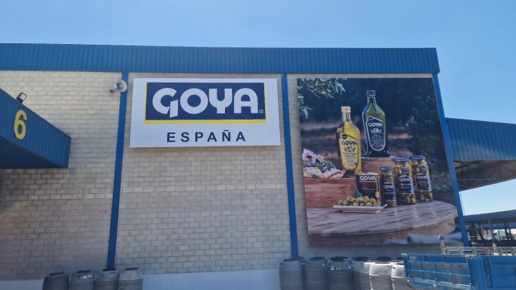 Rótulo cartel para frente de nave. Trabajos para Goya España en Sevilla