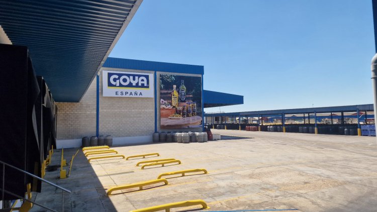 Rótulo cartel para frente de nave. Trabajos para Goya España en Sevilla