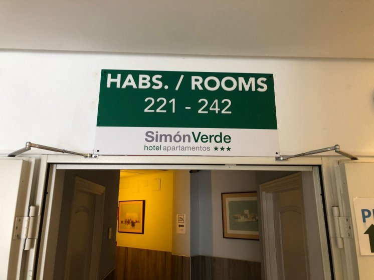 Rótulo cartel personalizado de señalizador de habitación para Apartahotel Simón Verde en Sevilla