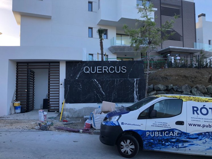 Rótulo en letras corpóreas de acero inoxidable. Trabajos para Construcciones Bonifacio Solis ne Málaga.