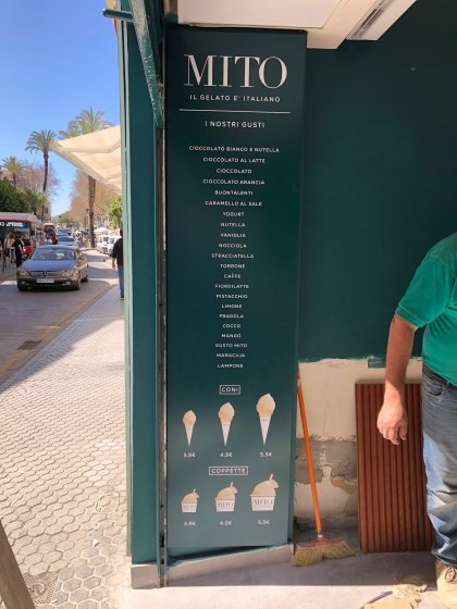 Rótulo letras corpóreas en aluminio lacado y frente de metacrilato e iluminadas con led. Mito helado italiano en Sevilla.