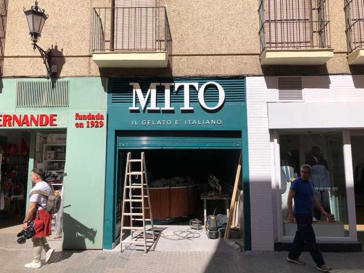 Rótulo letras corpóreas en aluminio lacado y frente de metacrilato e iluminadas con led. Mito helado italiano en Sevilla.