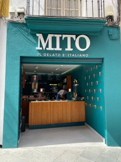 Rótulo letras corpóreas en aluminio lacado y frente de metacrilato e iluminadas con led. Mito helado italiano en Sevilla.