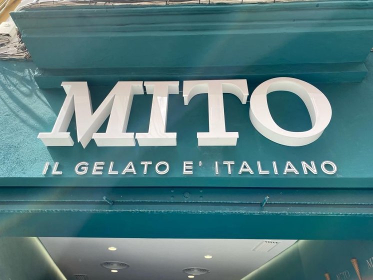 Rótulo letras corpóreas en aluminio lacado y frente de metacrilato e iluminadas con led. Mito helado italiano en Sevilla.