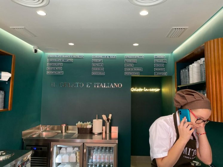 Rótulo letras corpóreas en aluminio lacado y frente de metacrilato e iluminadas con led. Mito helado italiano en Sevilla.