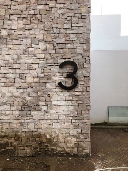 Rótulo letras corpóreas en en aluminio lacado. Para Construcciones Bonifacio Solis en Málaga.