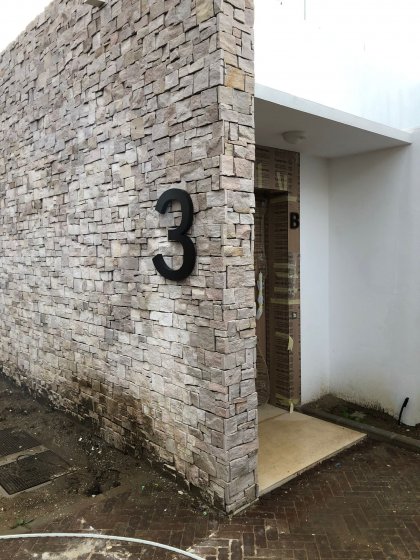 Rótulo letras corpóreas en en aluminio lacado. Para Construcciones Bonifacio Solis en Málaga.