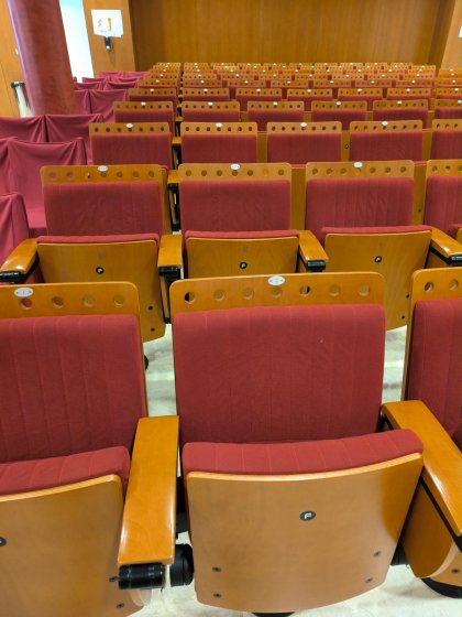 R&oacute;tulo para enumerar las butacas del sal&oacute;n d eactos de la Facultad de Derecho de la Universidad de Sevilla