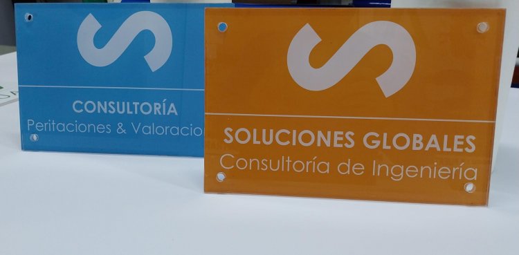 Rótulo Placa de metacrilato. rotulada a la inversa para Soluciones Globales en Sevilla.