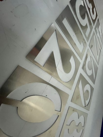 R&oacute;tulo plantilla en aluminio para Reepoxa Sevilla.