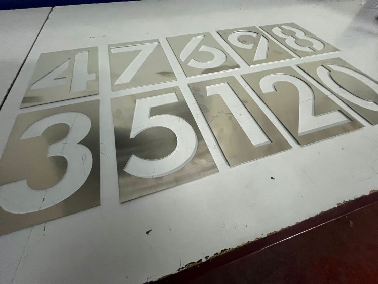 R&oacute;tulo plantilla en aluminio para Reepoxa Sevilla.
