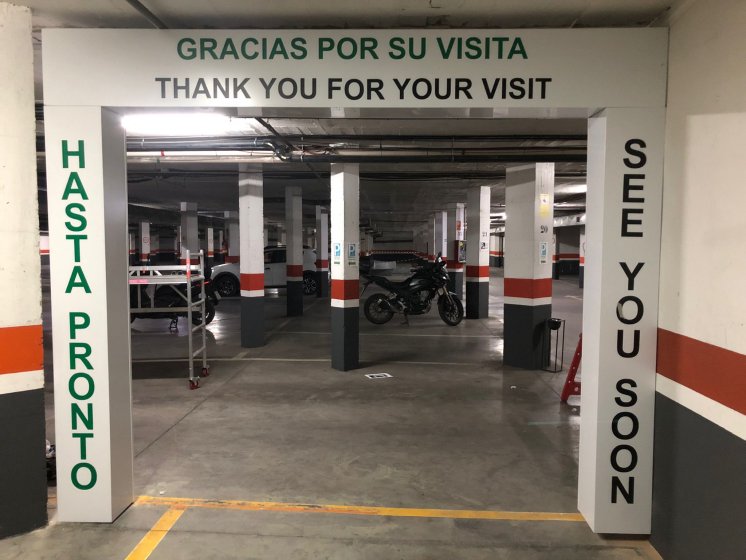 Rótulo pórtico personalizado de señalizador de recepción Apartahotel Simón Verde en Sevilla