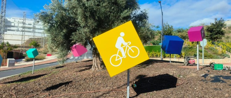 Rótulos decorativos en forma de cubos o dados para rotonda. Trabajo para Urbanizadora Constructora ICE, S.A. en Málaga. 