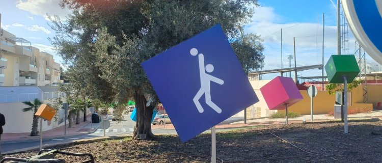 Rótulos decorativos en forma de cubos o dados para rotonda. Trabajo para Urbanizadora Constructora ICE, S.A. en Málaga. 