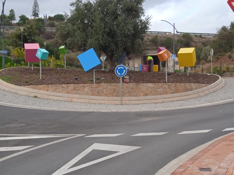 Rótulos decorativos en forma de cubos o dados para rotonda. Trabajo para Urbanizadora Constructora ICE, S.A. en Málaga. 