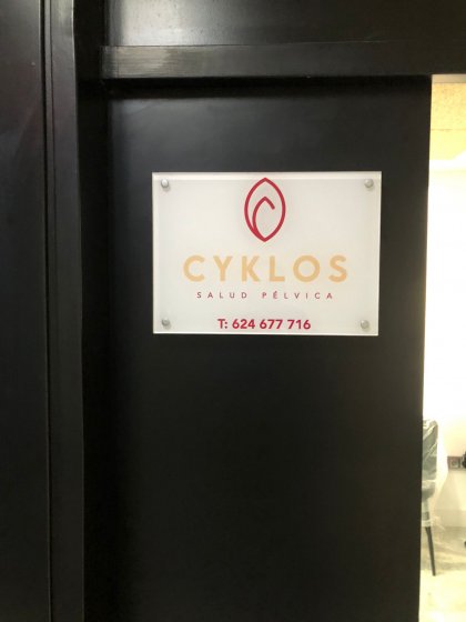 Rótulos señalética para Clínica Cyklos Pélvico en Sevilla.