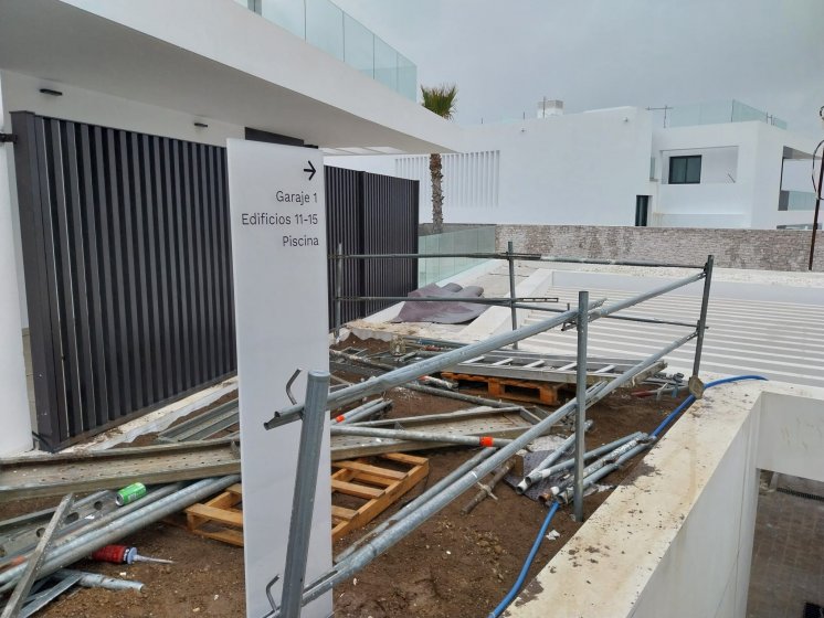 Tótem en metacrilato y zócalo de acero inoxidable con textos rotulados para Constructora Bonifacio Solis en Málaga.