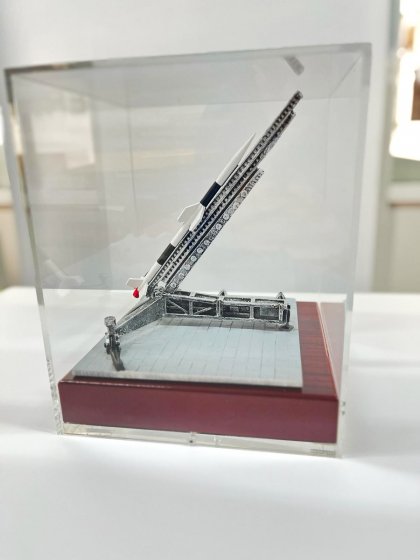 Trofeo figura en resina y base metopa de madera. Instituto Nacional de Técnica Aeroespacial Centro De Experimentación De El Arenosillo. Mazagón Huelva. 
