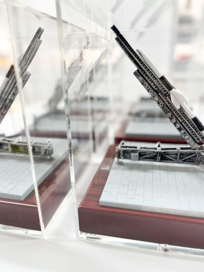 Trofeo figura en resina y base metopa de madera. Instituto Nacional de Técnica Aeroespacial Centro De Experimentación De El Arenosillo. Mazagón Huelva. 