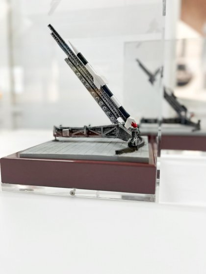 Trofeo figura en resina y base metopa de madera. Instituto Nacional de Técnica Aeroespacial Centro De Experimentación De El Arenosillo. Mazagón Huelva. 