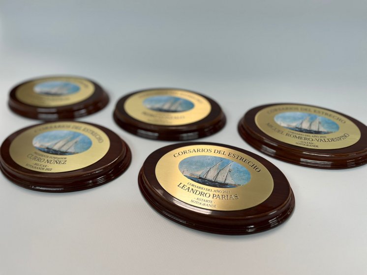 Trofeo en Metopa de madera con placa de latón en fotoimpresión y textos en bajo relieve con patina de tinta negra. Para Corsarios del Estrecho - Sotogrande Cádiz
