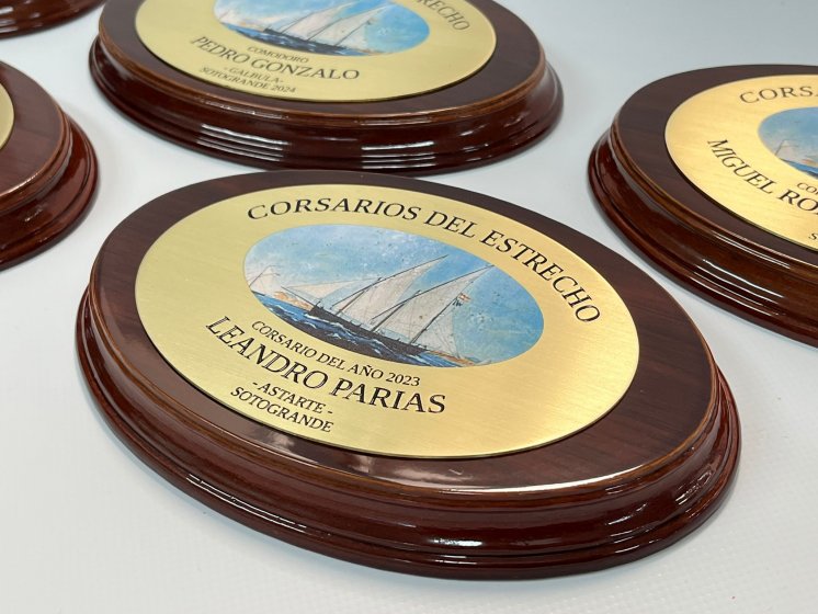 Trofeo en Metopa de madera con placa de latón en fotoimpresión y textos en bajo relieve con patina de tinta negra. Para Corsarios del Estrecho - Sotogrande Cádiz
