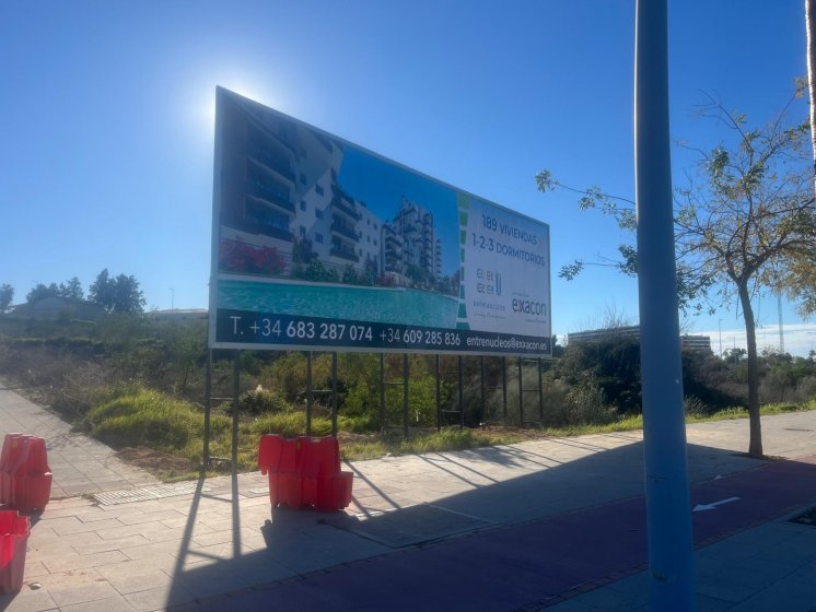 Valla cartel de 14x4 m de obra con infografía en impresión digital sobre composite. Para Exxacon Linvig Entrenúcleos Dos Hermanas Sevilla. 
