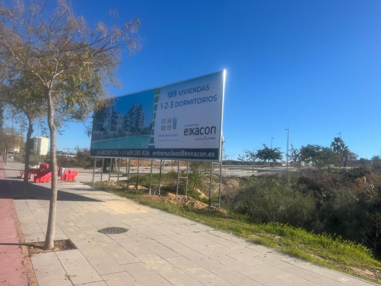 Valla cartel de 14x4 m de obra con infografía en impresión digital sobre composite. Para Exxacon Linvig Entrenúcleos Dos Hermanas Sevilla. 