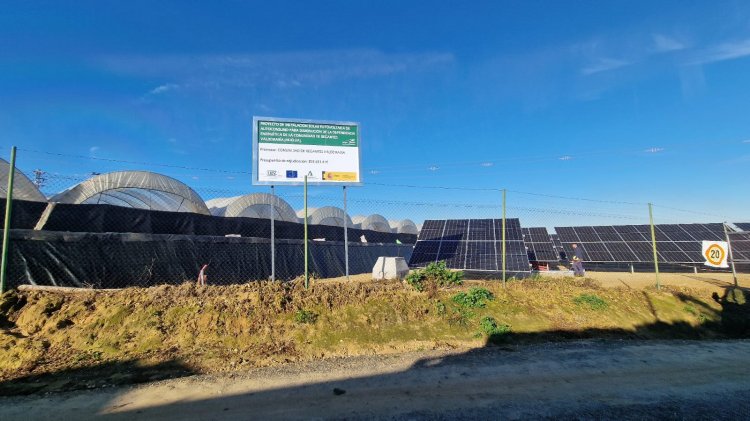 Valla cartel de obra publicitaria de subvención proyecto para plantas de placas solares fotovoltaicas de la Junta de Andalucía.