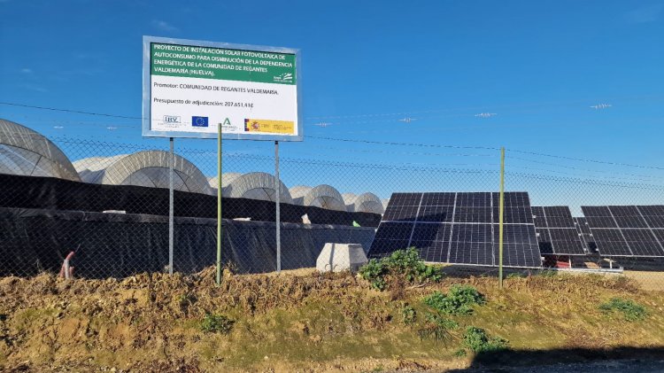 Valla cartel de obra publicitaria de subvención proyecto para plantas de placas solares fotovoltaicas de la Junta de Andalucía.