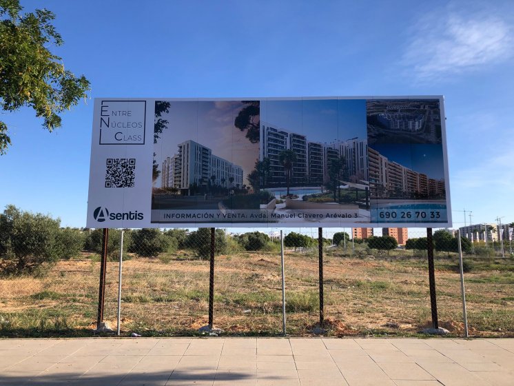 Valla cartel publicitaria de obra de 8x3 mPara Asentis Entrenúcleos Dos Hermanas Sevilla.