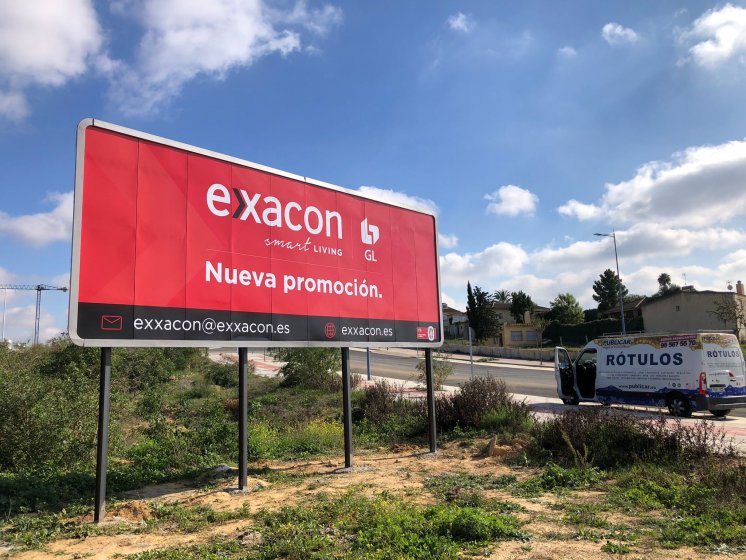 Valla publicitaria o cartel de obra de 8x3 m. Exxacon en Entrenúcleos Dos Hermanas Sevilla.