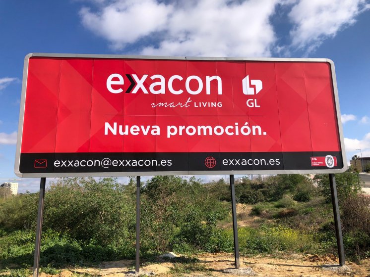 Valla publicitaria o cartel de obra de 8x3 m. Exxacon en Entrenúcleos Dos Hermanas Sevilla.