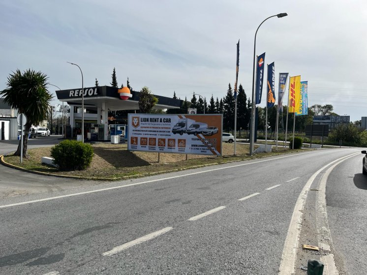 Valla publicitaria o cartel de obra de 8x3 m. Lion Renta Car Sevilla.