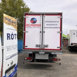 Rotulación de camión en vinilo impreso, laminado UV y recortado para Selpromar en Sevilla.