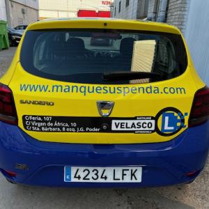 Rotulación de coche en vinilo de corte para Autoescuela Velasco, en Sevilla.